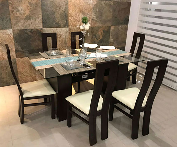 COMEDOR DE CRISTAL Y 6 SILLAS DE COLOR CAFÉ CON BLANCO