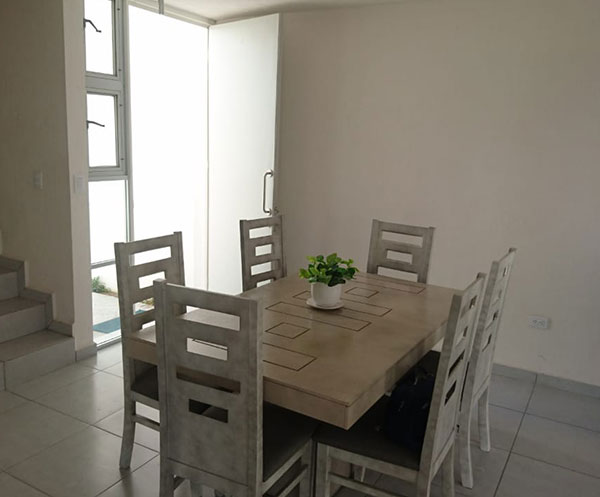 COMEDOR COLOR GRIS CLARO Y 6 SILLAS COLOR GRIS CLARO