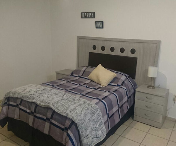 CAMA  MATRIMONIAL CON CABECERA GRIS CLARO Y 2 BUROS