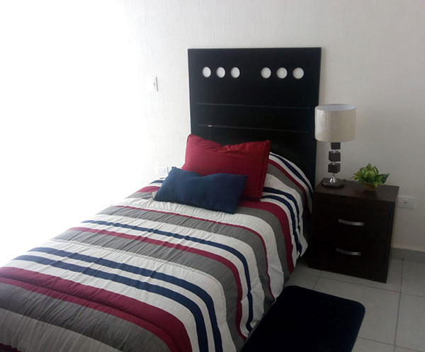 CAMA INDIVIDUAL CON CABECERA NEGRA C�RCULOS  Y 1 BURO NEGRO 