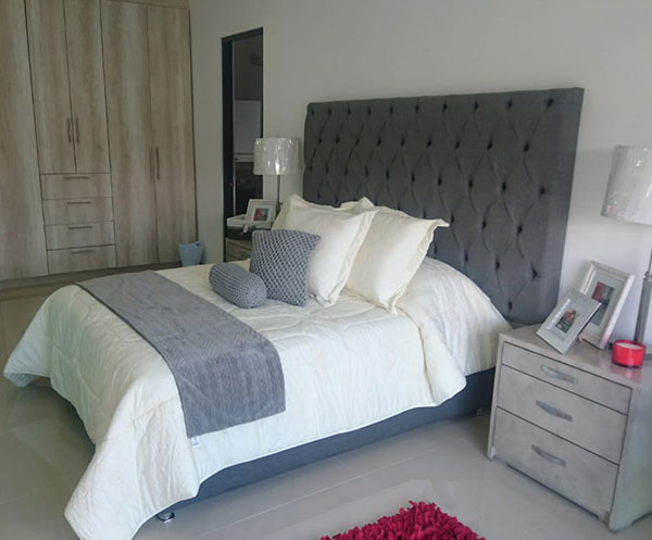 CAMA MATRIMONIAL CABECERA GRIS CON 2 BUROS 