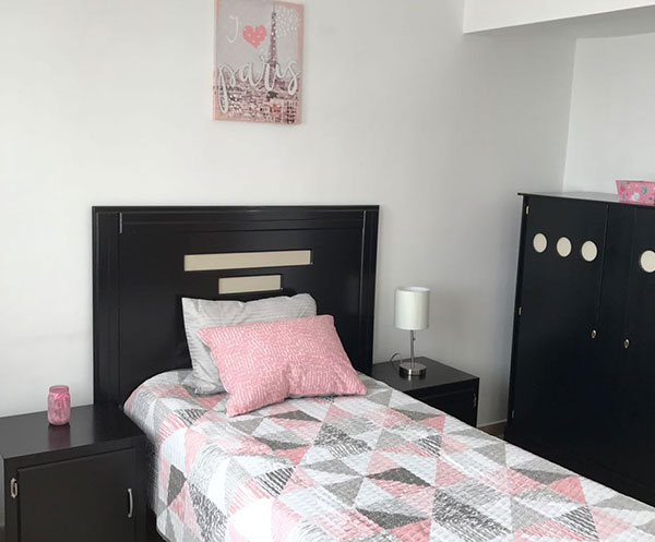 CAMA INDIVIDUAL Y CABECERA NEGRA CON BEIGE  CON 2 BUROS