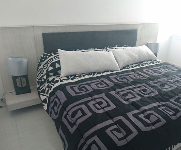 CAMA KING SIZE FONDO CABECERA  GRIS CON  NEGRO Y REPISAS LATERALES