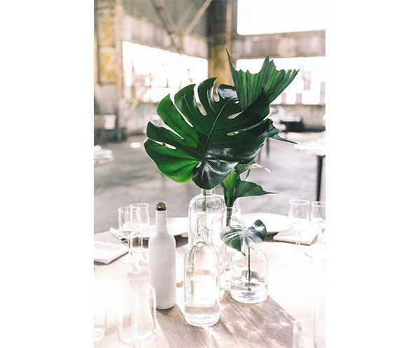 FLORERO CRISTAL CON HOJA ARTIFICIAL 